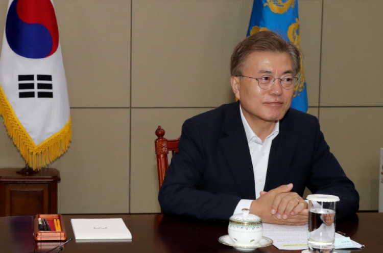 Moon holds telephone talks with French leader, expresses hope for further partnership