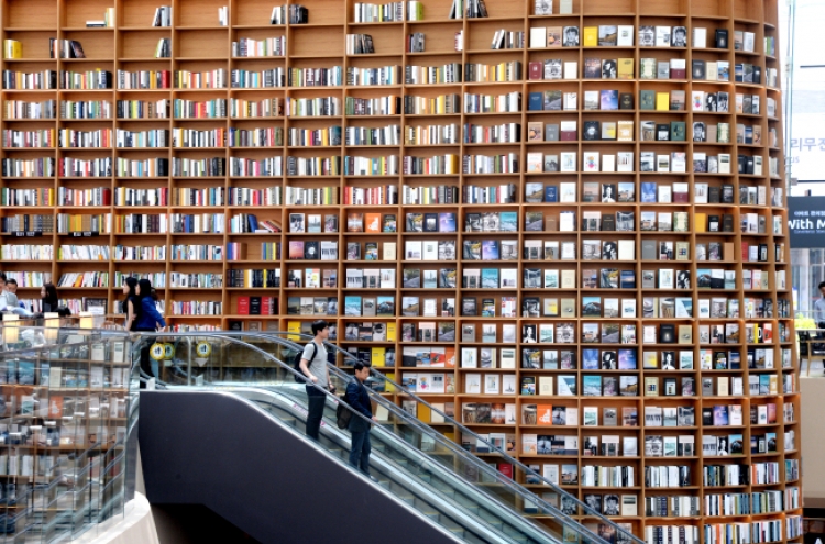 Shinsegae opens 50,000-title library at Coex