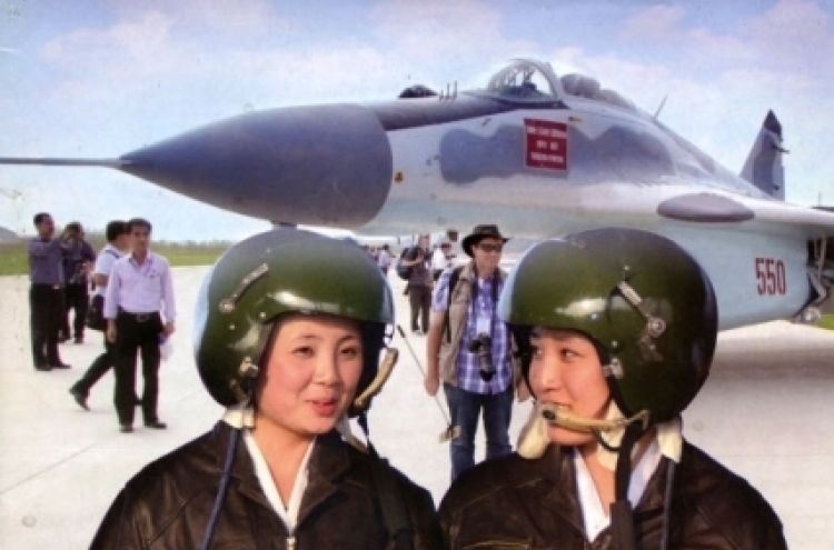北 여성 전투기 조종사 사진 공개