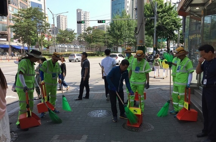 College graduates rush to land Seoul janitor position