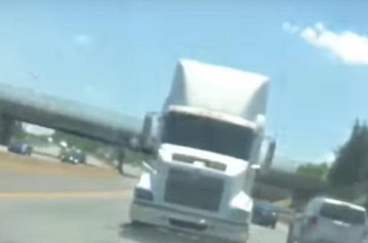 (영상) 맞은편에 대형 트럭이… ‘깜짝 반전’