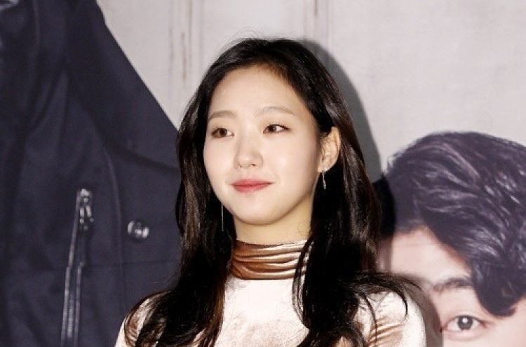 Kim Go-eun considers role in director Lee Joon-ik’s new film