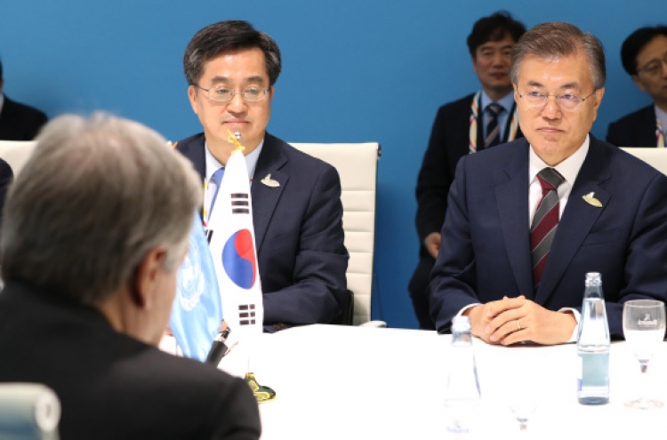 Moon vows to separate humanitarian aid with politics on NK