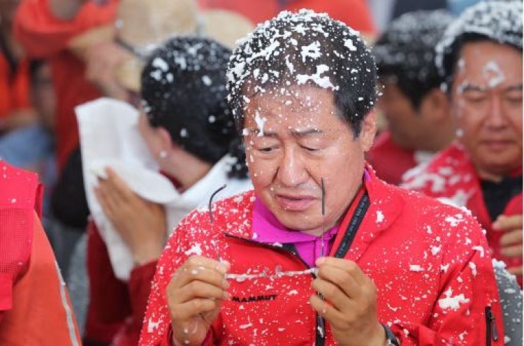 [Photo News] Opposition party chief Hong appears unimpressed with celebration