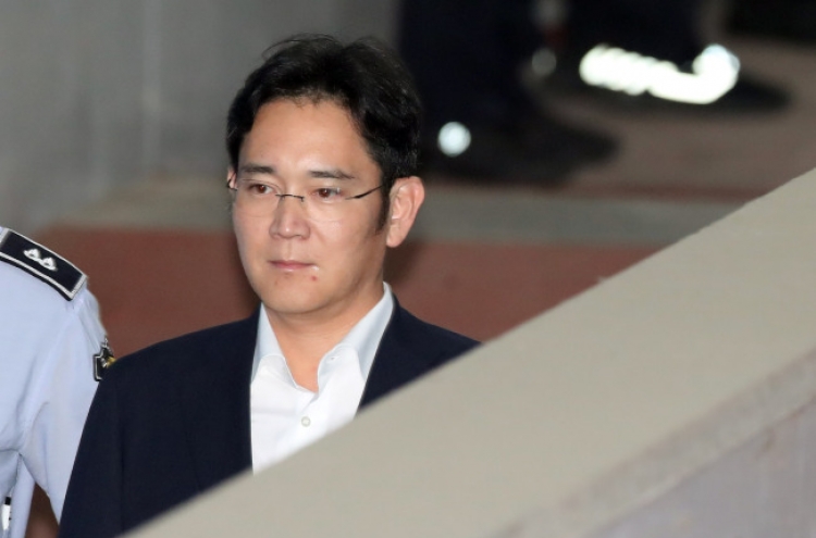 Prosecutors seek 12 years in jail for Samsung heir