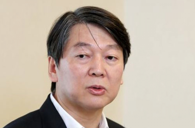 Ahn refuses to back down amid calls to retract his leadership bid