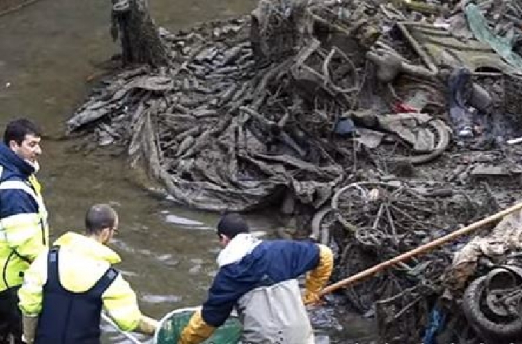 90년 된 운하… 아래에서 발견된 ‘이것’