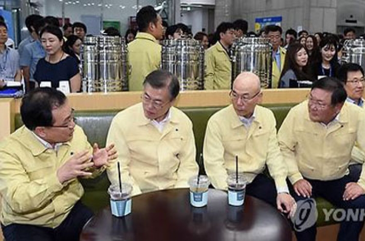 Moon urges officials to lead reforms, advocates media independence