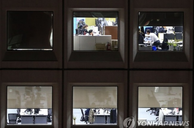 ‘6 in 10 Koreans do overtime every other day without extra pay’