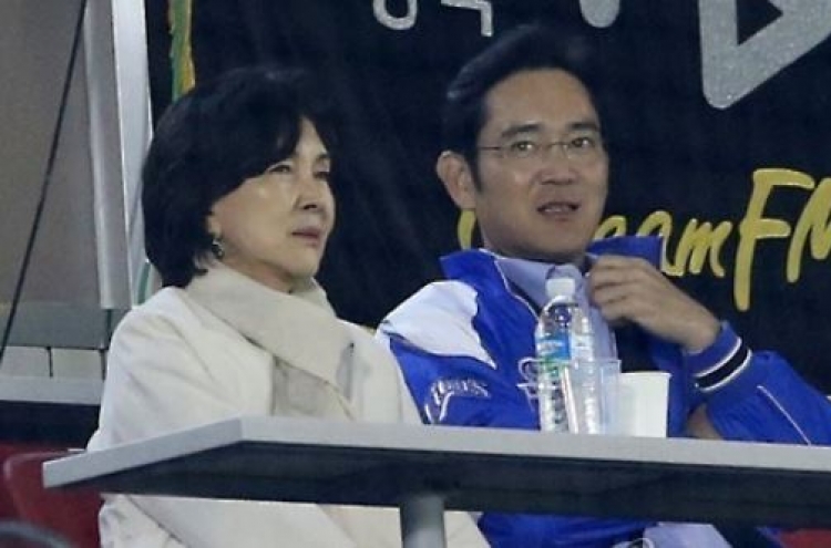 Mother, sisters visited jailed Samsung heir Lee: sources