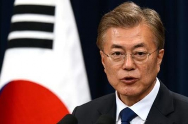 Moon's approval rating slides below 80% amid N. Korea dilemma