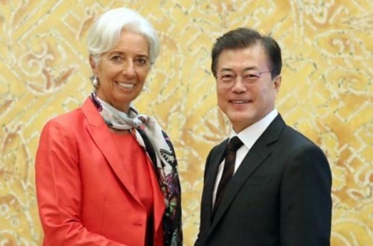 Moon meets with IMF chief, stresses importance of income-led growth