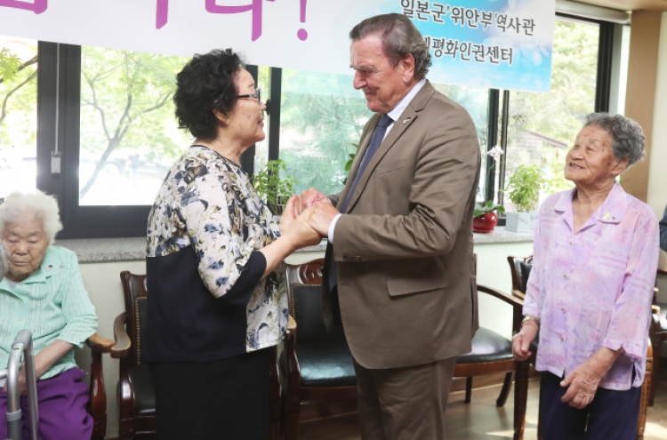 Ex-German leader consoles Korean victims of wartime sexual slavery