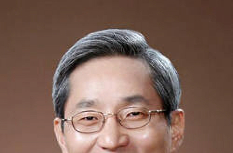 KB Chairman Yoon looks set to win second term