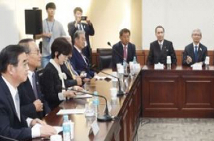 Korea, Japan discuss ways to boost business ties