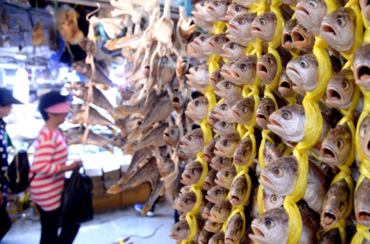 [Photo News] Traditional markets busy ahead of Chuseok