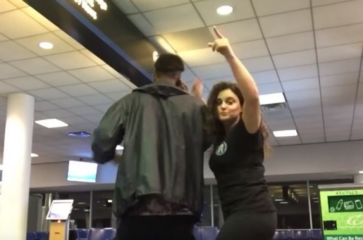 (영상) 비행기 놓친 처자의 한풀이 공항 댄스