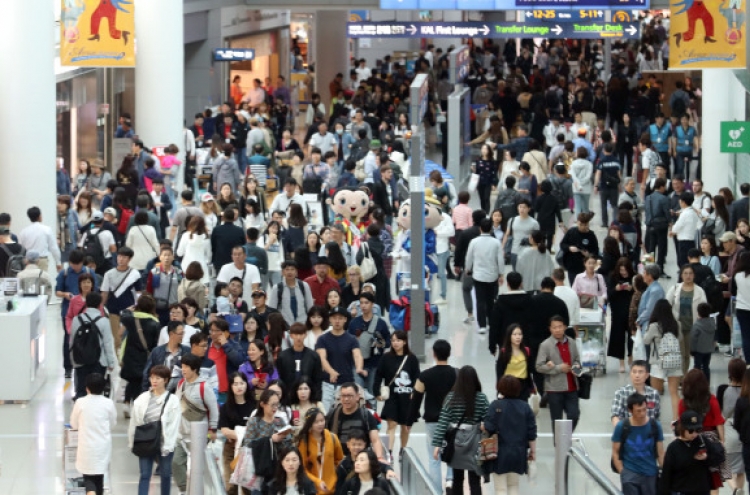 Record number of travelers go abroad during holidays