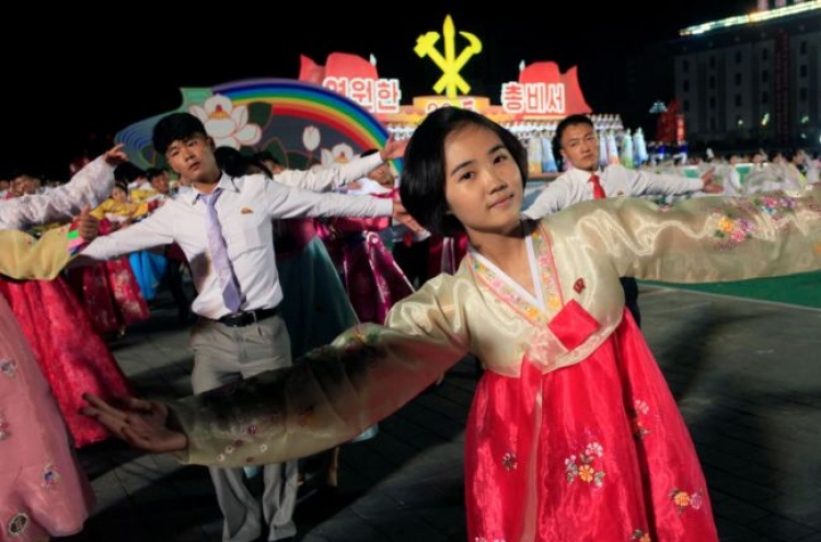 외신 카메라 사로잡은 북한 소녀 춤사위