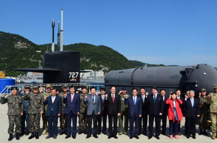 S. Korea's defense chief visits US nuclear sub