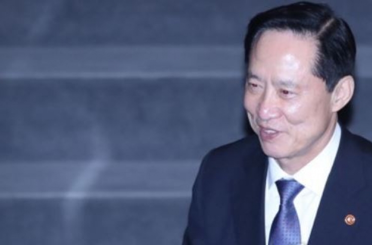 Korean defense chief set for 'military diplomacy' at air show
