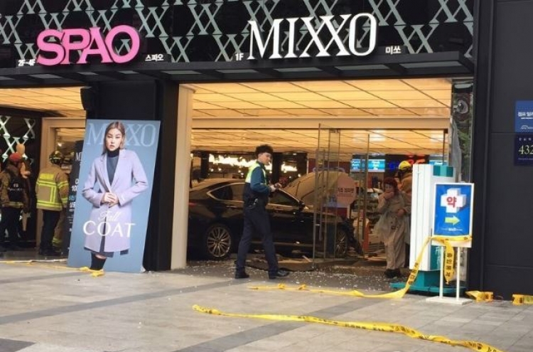 6 injured as car plows into shop in Gangnam