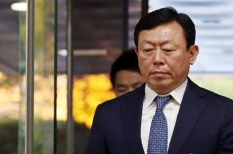 Prosecution demands 10 years in prison for Lotte chairman over management irregularities