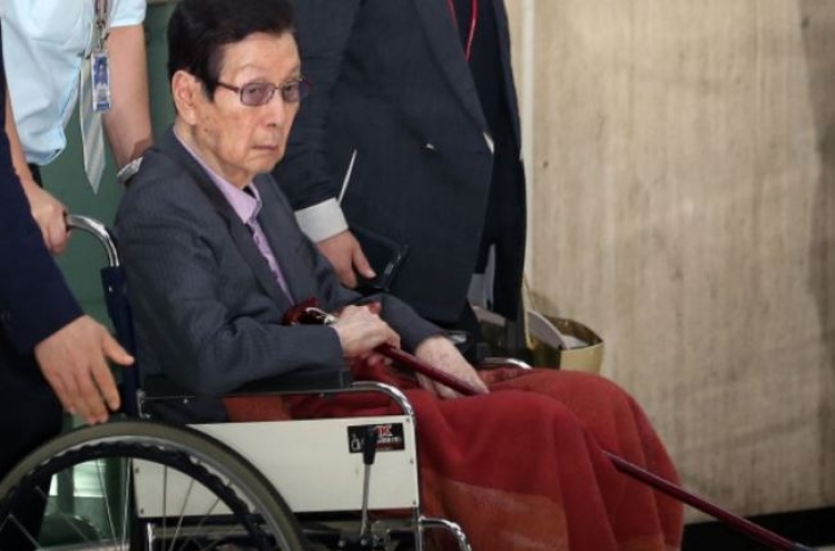 Prosecutors demand 10-year prison term for Lotte founder