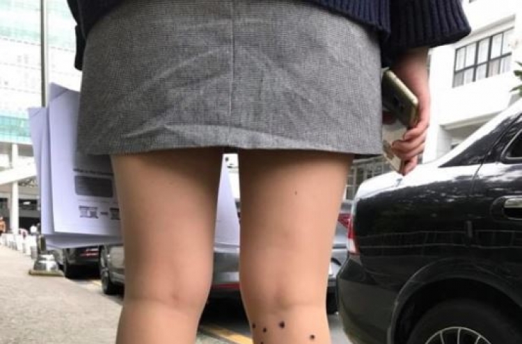 Man flees after spraying ink on women’s stockings in Busan