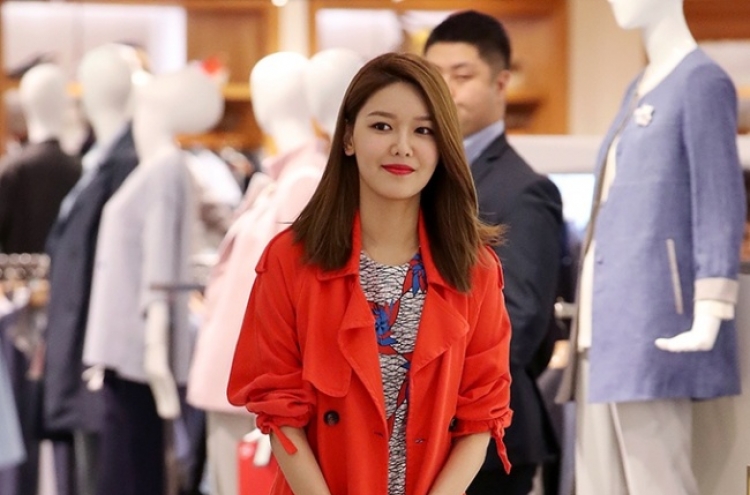 Sooyoung of Girls' Generation signs with Daniel Henney's agency