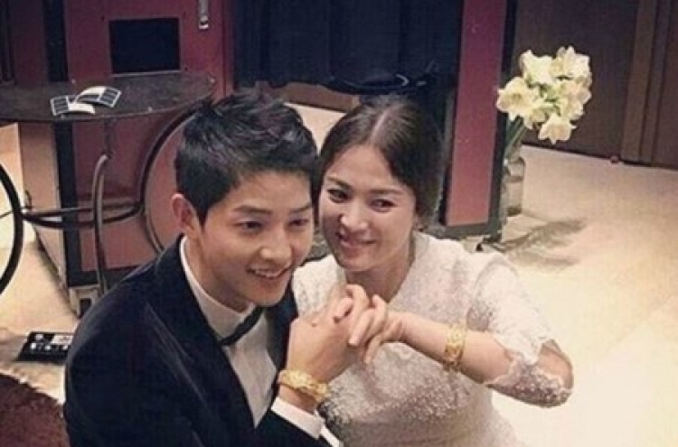 Song couple receives gold bracelets from Wong Kar-wai