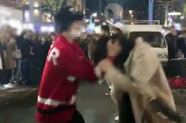 [Video] Hongdae male dancer allegedly harasses female spectators