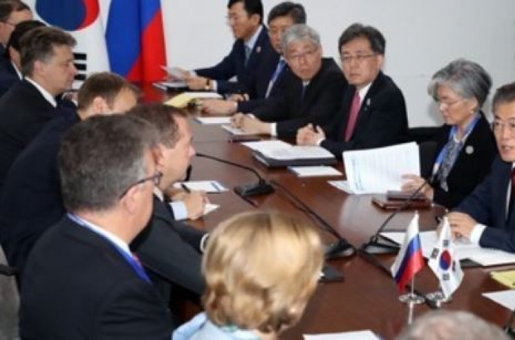 Moon, Russian PM agree to strengthen cooperation on N. Korea, economy