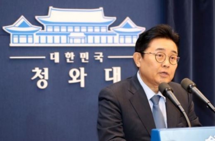 Moon's senior secretary offers to resign over graft scandal
