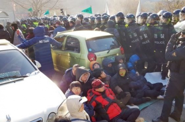 Police clash with protesters near THAAD base