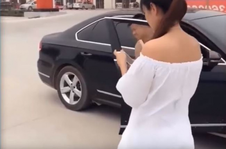 (영상) 길가던 여자 도운 '보이지 않는 손'