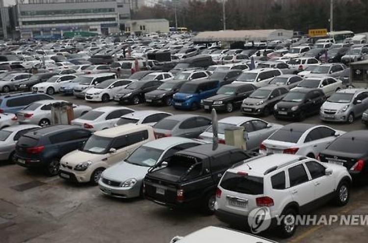 Carmakers' Nov. sales fall 12% on weak overseas demand