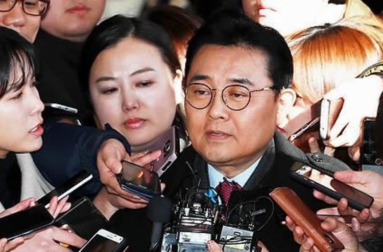 Ex-aide to Moon appears for questioning over bribery suspicions