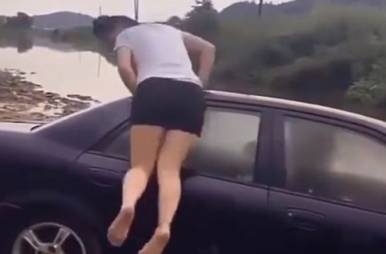 (영상) 낯선 사내 차에 매달린 아줌마 '진땀'