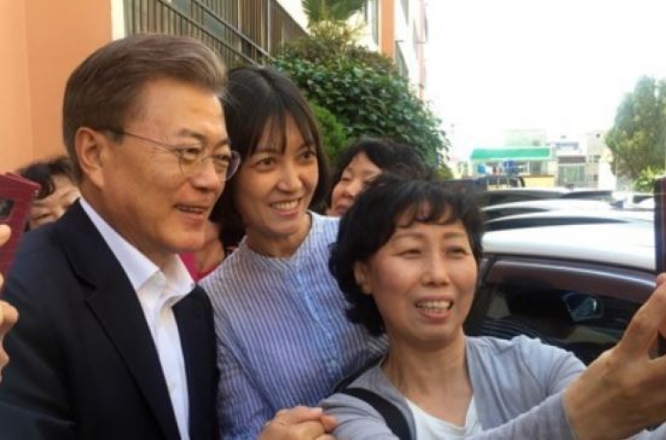 Moon's approval rating drops for second consecutive week