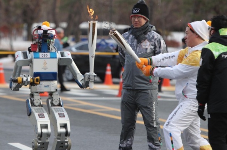 [Photo News] KAIST’s humanoid robot carries 2018 PyeongChang Olympics torch