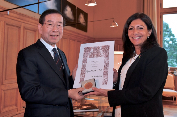 Seoul Mayor awarded Paris’ highest honorary medal