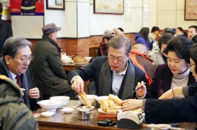 Moon kicks off 2nd day in China with breakfast at streetside joint