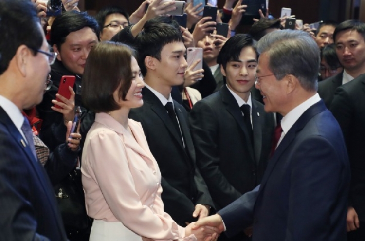 Song Hye-kyo, EXO-CBX meet President Moon Jae-in in Beijing