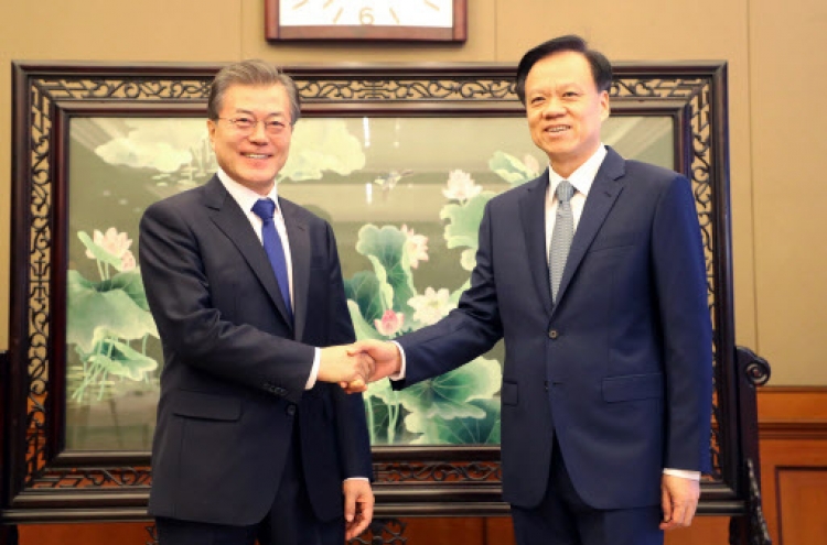 Moon calls for economic cooperation in meeting with China's rising political leader