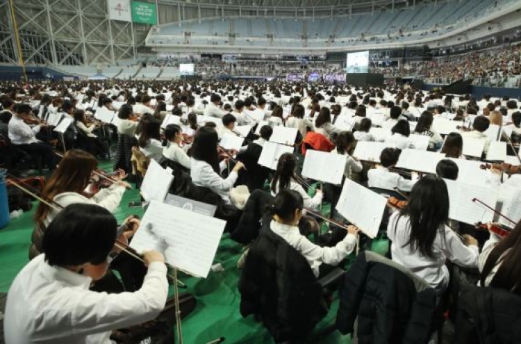 Record-breaking 8,000-member orchestra perform in Seoul