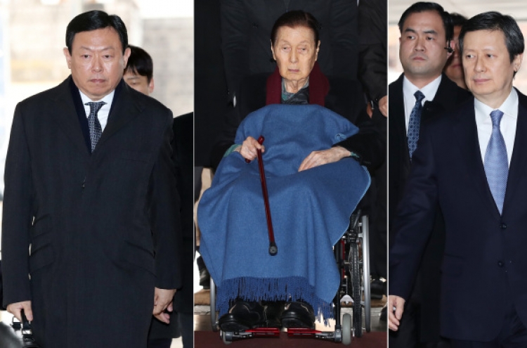 Lotte chief gets suspended sentence, keeps leadership intact