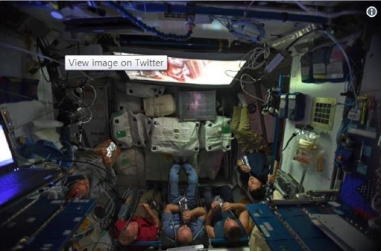 NASA 대원들, 우주공간서 성탄특선영화 '라스트 제다이' 관람