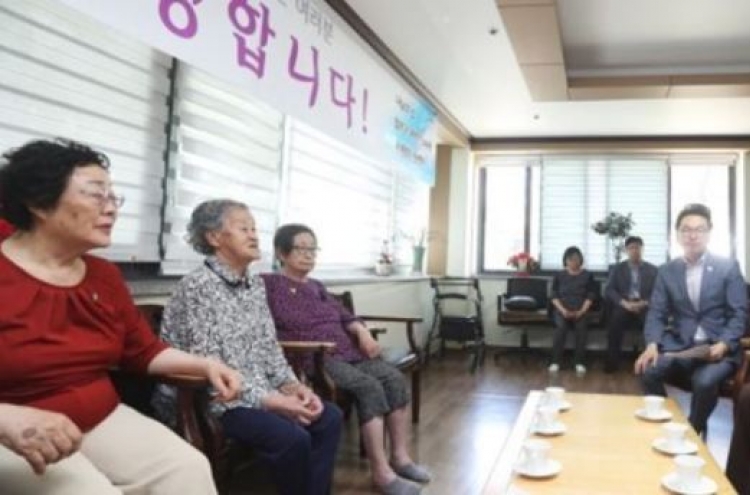 Korea to listen to victims before deciding on controversial comfort women deal