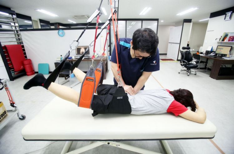 [Best Brand] Spine therapist offers solution to gadgets-related back pain